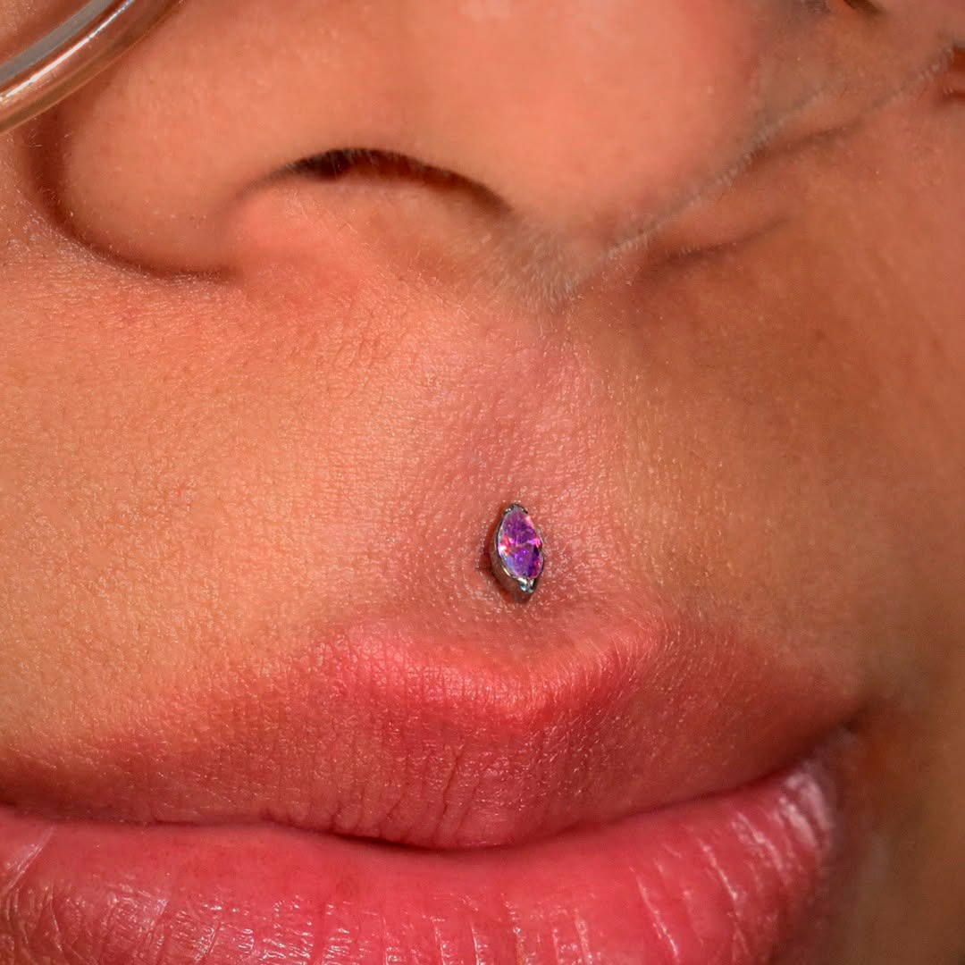 LABRET - OVAL GEM - ASTM F136 TITANIUM