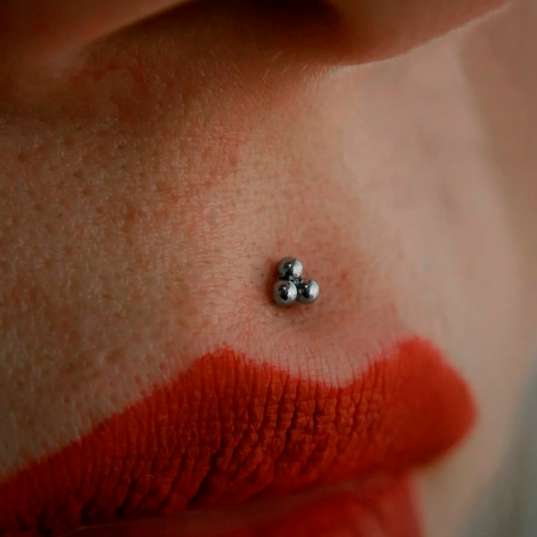 LABRET - TRIPLE BALLS - ASTM F136 TITANIUM